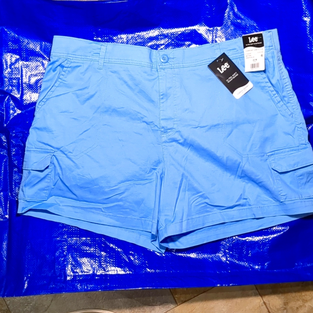 NWT Women's Lee 5" cargo shorts. Shasta blue. 22M Mid rise. Soft waistband